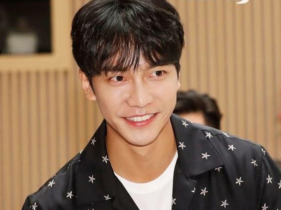 exquisitekdrama's tweet photo. smiling #leeseunggi for #MAMAVOTE, 2021 MAMA https://t.co/vVcgFNp3Bq