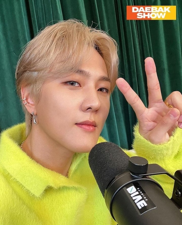 iKON_universe_'s tweet photo. Ya tenemos fecha para el episodio #137 de Deabak Show w/ @ericnamofficial en donde aparecerá @D_dong_ii 🤩. Será este 8 de noviembre a las 8am PST y lo podrás escuchar a través de las diferentes plataformas como Apple Podcasts, Spotify, etc. https://t.co/rQw8NZkw8K