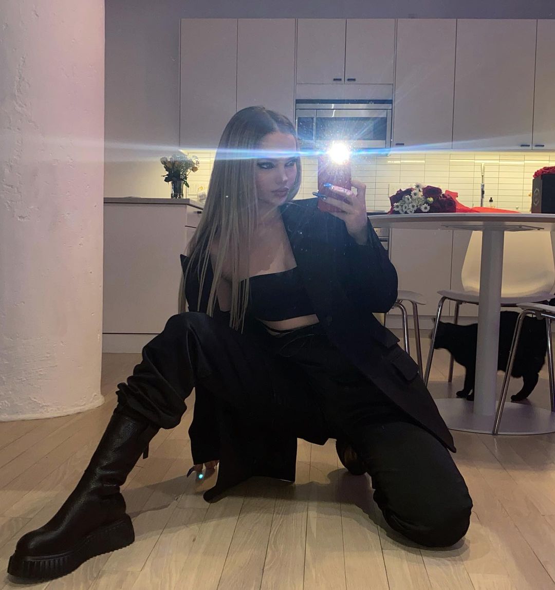 rubyhalee's tweet image. |•| 𝙼𝚎 𝚌𝚑𝚊𝚖𝚎 𝚍𝚎 𝚕𝚞𝚊, 𝚘𝚞 𝚍𝚎 𝚜𝚞𝚊. 𝚅𝚘𝚌ê 𝚙𝚘𝚍𝚎 𝚎𝚜𝚌𝚘𝚕𝚑𝚎𝚛.