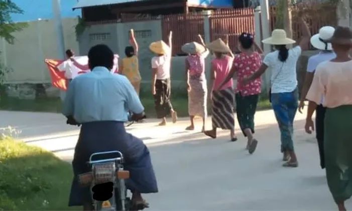 LeeDam_3's tweet photo. Daily protest march in support of @NUGMyanmar government against the military dictatorship took place in Rural area of #Shwebo Tsp.
#FreezePaymentsToJunta
#Nov6Coup  
#WhatsHappeningInMyanmar https://t.co/aVjstpfrQP
