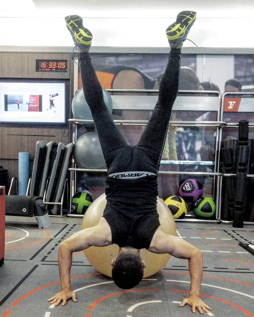 AbangOmar's tweet photo. Imbangan Badan #bodybalance #innercorestrength #armstrenght #bloodcirculation #mensphysique
#gym
#fitness
#workout
#menhealth
#getfitstayfit
#fitforfitness
#healthiswealth
#internalexercise
#untuksihatdemikesihatan https://t.co/uBmLtG3JtQ