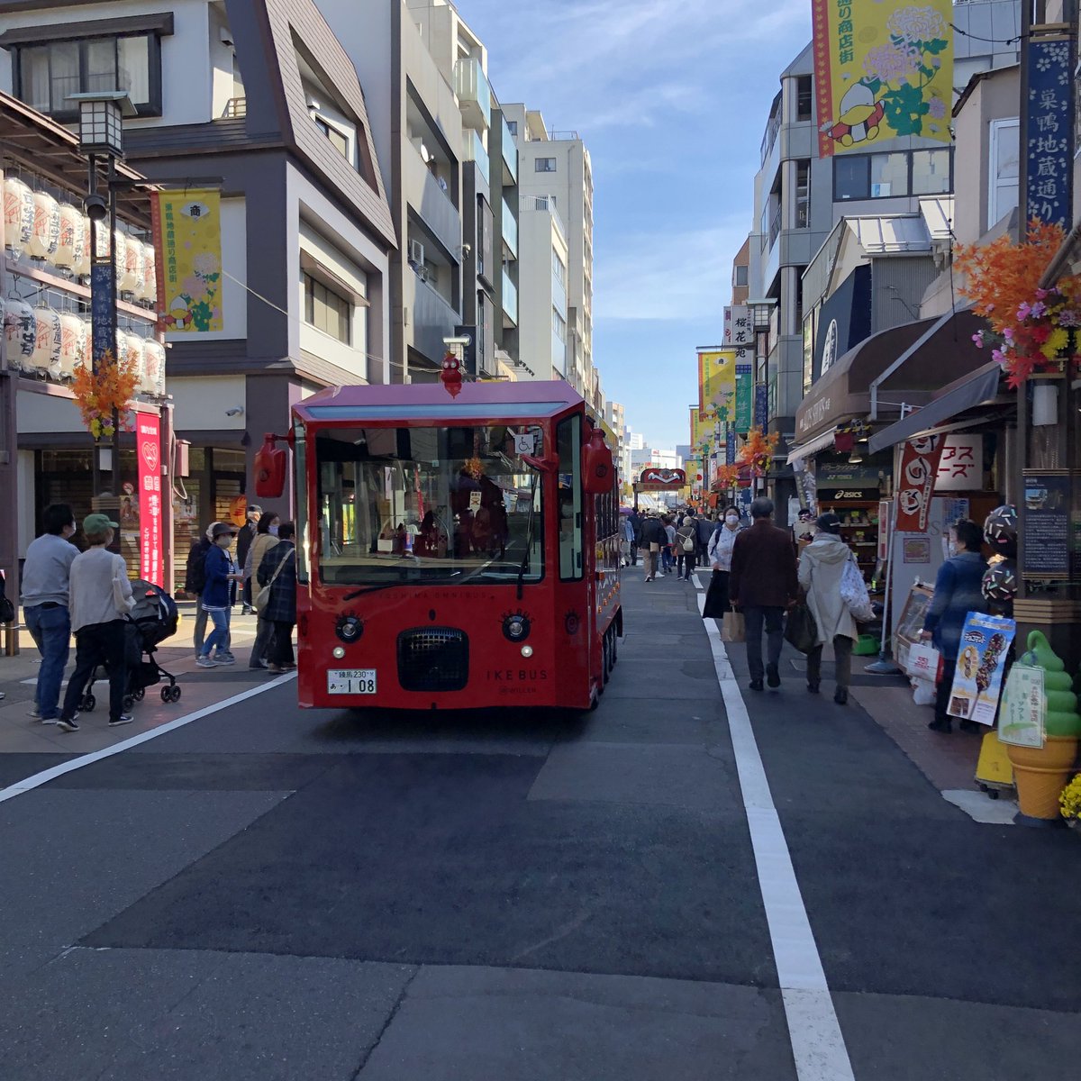 30tommy's tweet photo. なぜかイケバスが巣鴨を走ってるぞ。 https://t.co/alykYgYiIp