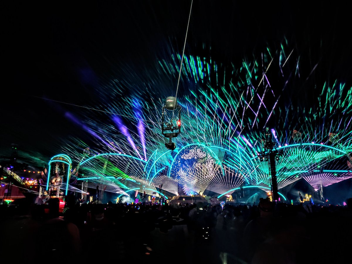PeterDChilds's tweet photo. Spidercam at the Electric Daisy Carnival in Las Vegas. Sony P43 on Newton head. @wwwspidercamtv @NewtonNordic https://t.co/OOu34yY0LH