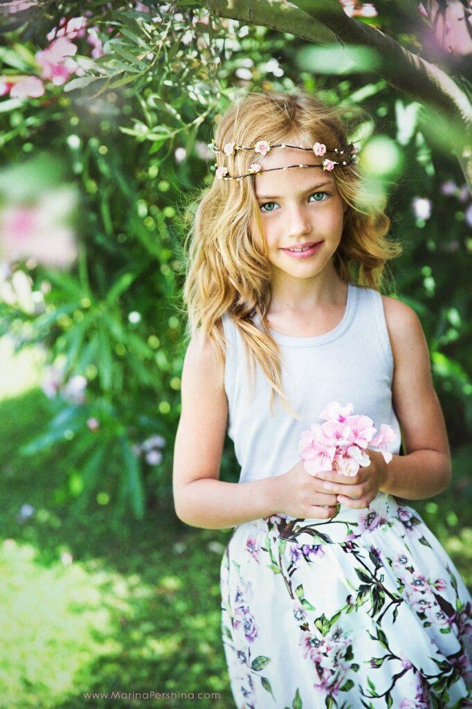 LostOneChloe's tweet image. *goes for a walk picking flowers*