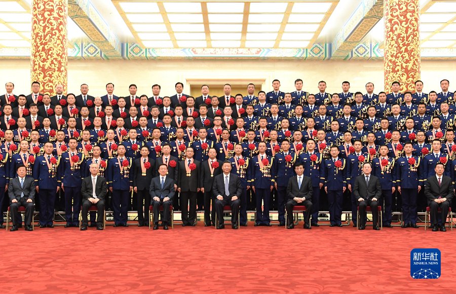 PDChinese's tweet photo. 中共中央總書記、國家主席、中央軍委主席習近平5日上午在北京親切會見全國應急管理係統先進模范和消防忠誠衛士表彰大會代表，向他們表示熱烈祝賀，並向全國應急管理係統廣大幹部和消防救援指戰員致以誠摯問候。https://t.co/dSa6qAZitK https://t.co/nWXRGJeUSc