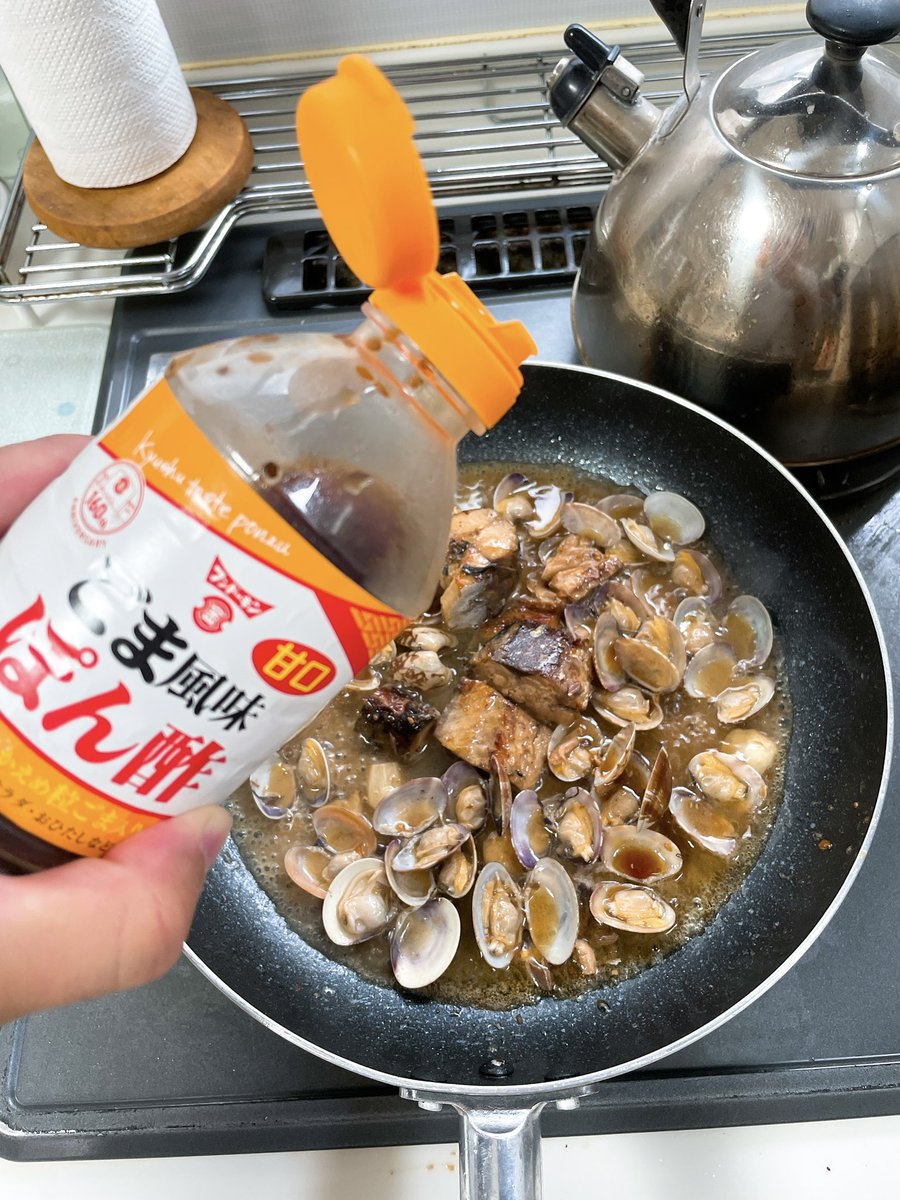 sugimoto_sake's tweet photo. ＊サヴァ缶のアクアパッツァ

サバ缶は焼き目をつけると更に旨い
あとはどんなお酒と合わせるか？
今回は日本ワイン
甲州に合わせるにはポン酢！

味付けは缶詰の出汁とポン酢のみ

酸味と苦味が貝の出汁の旨みをUP
缶詰ペアリング楽しいな～。

#缶詰
#缶詰レシピ
#おうちごはん
#自炊
#料理 https://t.co/LqkjhTxpWK