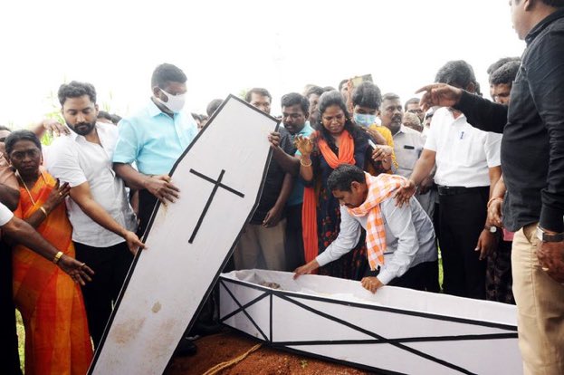 SankarGuruPT's tweet photo. நண்பர் @mohandreamer
ருத்ர தாண்டவம் படத்தில் CRIPTO CHRISTIANS னு ஒரு விசயத்தை ப்பற்றி பேசிய போது,
அப்படிலாம் இல்லை இதுக்கெல்லாம் என்ன ஆதாரம் இருக்குனு பொங்கிய பொங்கல்களே....!

SC தனித்தொகுதியில் நின்னுட்டு,
BC கல்லறையில் சிலுவையோடு நிற்பதுதான் CRIPTO..!

மதமாற்றம்-மனமாற்றம் https://t.co/XnKFKHrbIq