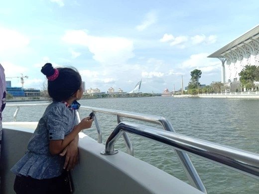 pmbrutiketmurah's tweet photo. Ada tak warga Putrajaya yang belum pernah naik cruise tasik Putrajaya tu? Dekat Shopee pun korang boleh beli tiket serendah RM17 untuk kids, RM25 adult. Review dari customer setakat ni semua memuaskan. Seller peramah, servis cepat, murah. 

Check sini : https://t.co/r2Q6eWcJLt https://t.co/yrEj2N75r5