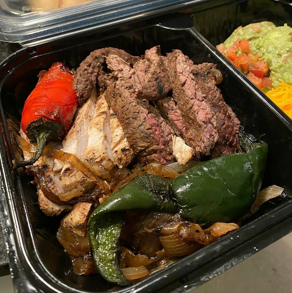 dphdjd's tweet photo. Spending a cozy night at home with takeout and drinks from @LupeTortilla for the win. I ❤️❤️❤️ their #glutenfree corn tortillas! Cheers to the weekend y'all!
#lupetortilla #TexMex #fajitas #margaritas #atx #austin #atxtown #austineats #austin360eats #t… https://t.co/WT3kPxrClB https://t.co/hT65hUs7BL