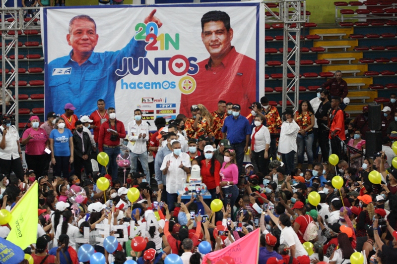 OviedoPSUV's tweet photo. (1/4) Lo que se respiró hoy en el gimnasio Hermanas González, fue amor del bueno de parte de las mujeres guayanesas.

#BienvenidosALaFilven2021
#VamosCiudadGuayana https://t.co/x2UImRX9BE