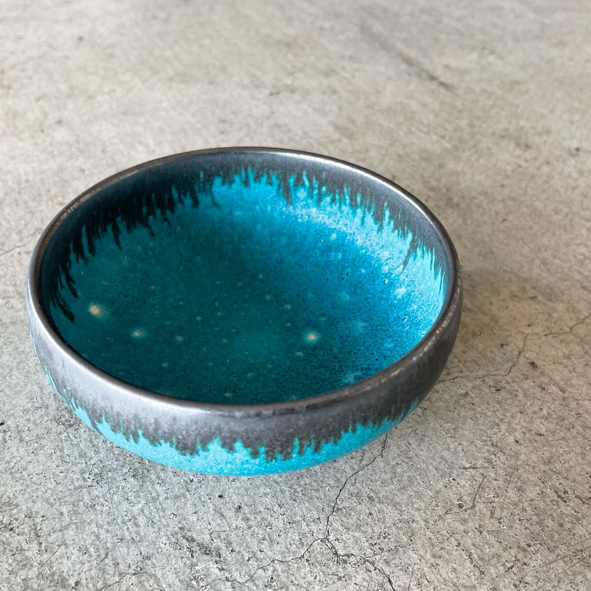 ms_ceramics's tweet photo. 本日より。
青い器の展示会
10月6日(土) 11時〜17時
7日(日) 11時〜17時
堀川会議室にて
京都も人出が戻りつつあります。引き続き、新型コロナウイルス感染予防に努め開催します。
#bluetableware #turquoiseglaze #japanesepotter #mieshirakawa #白川三枝 #堀川会議室 #堀川商店街 https://t.co/77NG53569c
