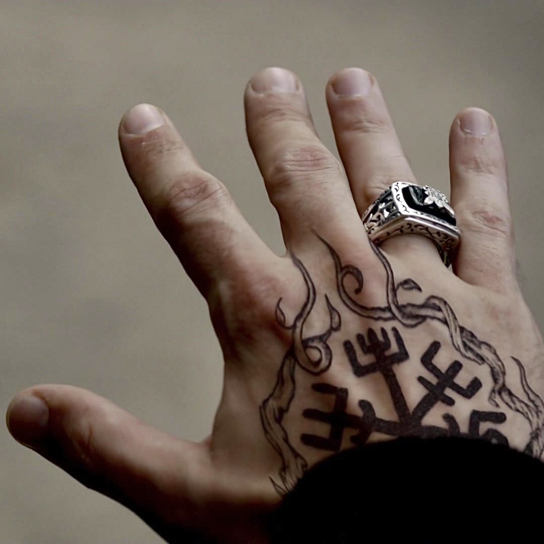 JEREMYTHlNKER's tweet photo. the hunter’s mark begins to form
the vampire diaries 4.05 “the killer”

#thevampirediares #tvd #jeremygilbert #stevenrmcqueen https://t.co/hPwNUlvv3G