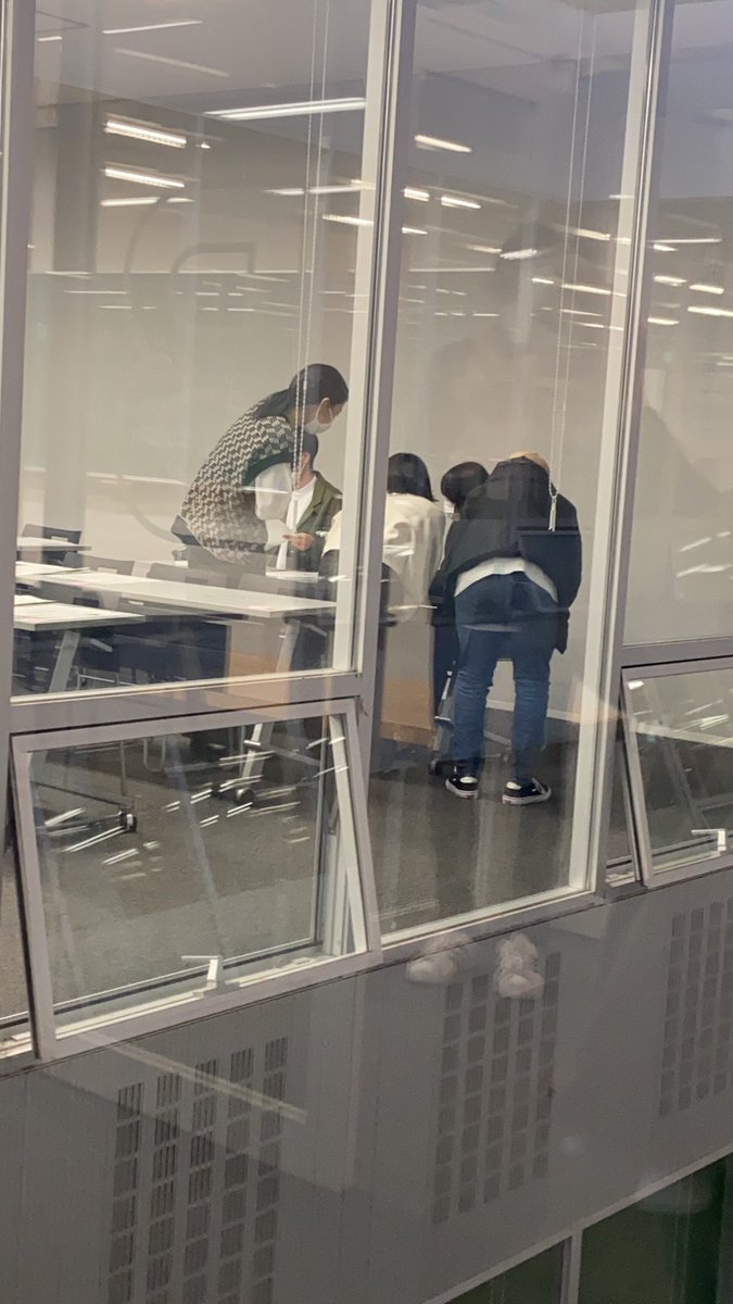 abeseminar_pr's tweet photo. こんにちは阿部ゼミです。
昨日無事討論会のレジュメ提出が完了しました🎉

これからUD甲子園の提出と討論会の本番に向けて頑張ります！

↓写真は提出しているゼミ長と副ゼミ長たちの後ろ姿です。 https://t.co/mBB7nVcYQk