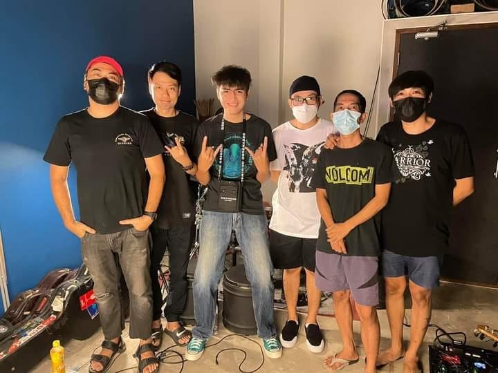 joeyphuwasit_fc's tweet photo. สัมผัสได้ถึงความเดือด🔥
📍เร็วนี้นะครับเพลงอะไรนั้นรอติดตามนะคราฟ
#rockduet
#weareebola #ebolathairockband #ebolafanclubs #ebolasound #comingsoon #joeyphuwasit
#โจอี้ภูวศิษฐ์
#MuzikMove
#MuzikMoveRecords
#Singha
pic by Facebook Joey Phuwasit https://t.co/7W09sTvr3U
