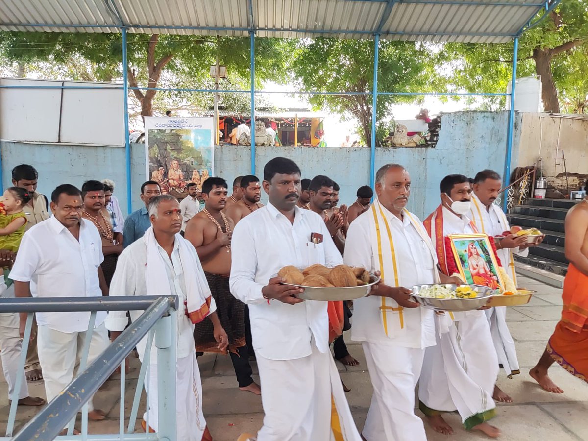 aptemplesgov's tweet photo. కేదారనాథ్ లో నవంబర్ 5వ తేదీన శ్రీ ఆది శంకరాచార్యుల విగ్రహాన్ని P.M శ్రీ నరేంద్ర మోడీ గారు ఆవిష్కరించిన సందర్భంగా ఆంధ్ర ప్రదేశ్ C.M శ్రీ Y.S జగన్మోహన్ రెడ్డి గారి సూచన మేరకు దేవాదాయ శాఖ ఆధ్వర్యంలోని ప్రముఖ దేవాలయాలలో ఉత్సవాలు నిర్వహించారు.
#AdiShankara  #APTemples #Tripuranthakam https://t.co/DeHm4I9MK9