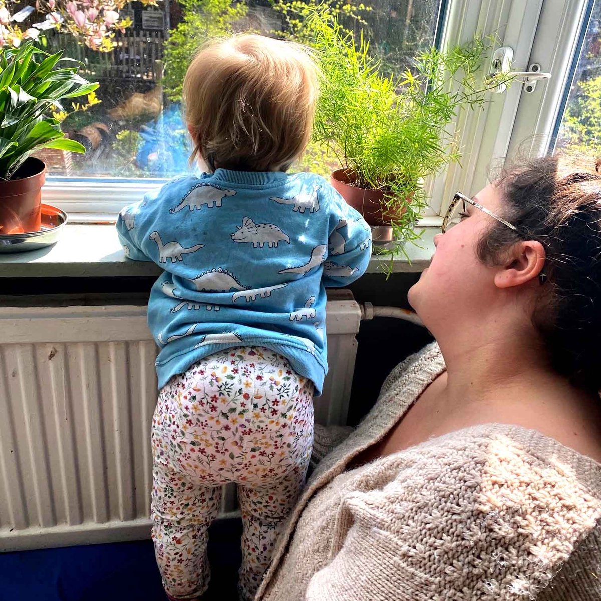 snapforchange's tweet photo. Our Key people bonds are really strong and meaningful. It's very important to us to make sure each child has quality time with their key people, even doing something simple like looking out into the garden and spotting trees can create trust. #SNAPForChange https://t.co/0TRaxQXs0v