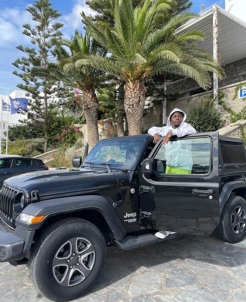 IvoireGame's tweet photo. @Didibofficial dans le single Papa de ça:
"À part nous tous les autres rappeurs se promènent dans Taxi" 🤣🤣🤣🤣 https://t.co/DueYSqkPEi
