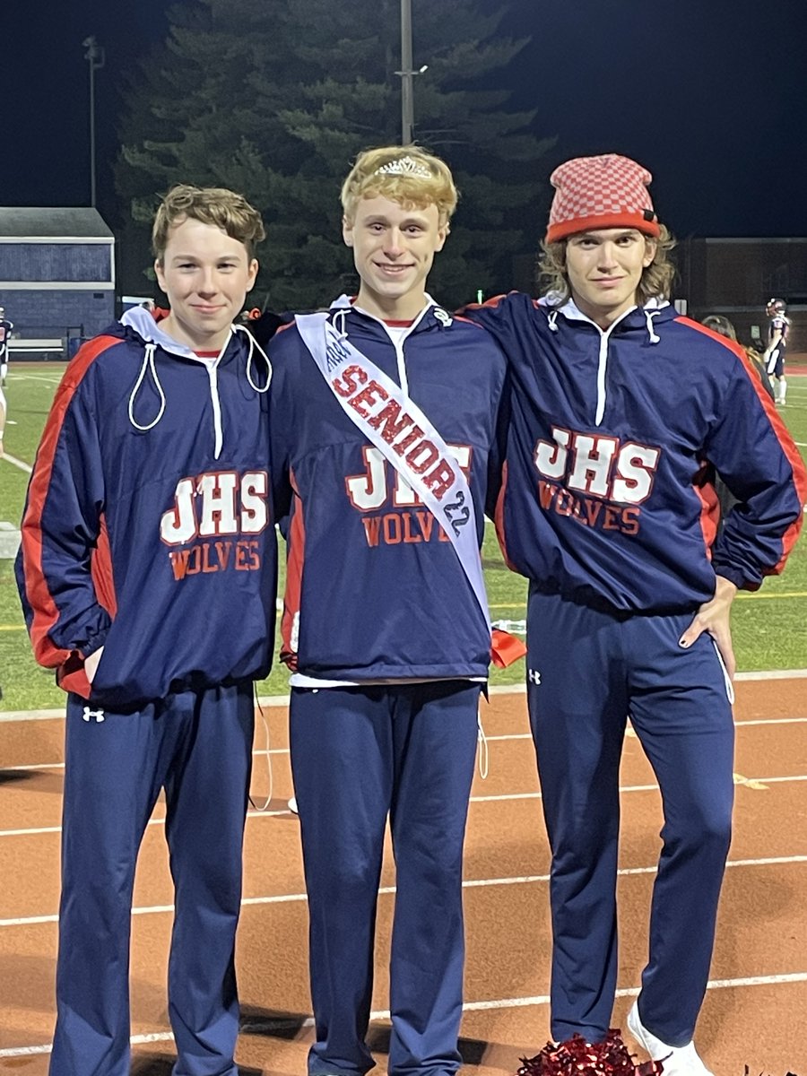 JenGHitch's tweet photo. Senior night with @michaelhitch11 ! #Cheerleader #Choir @wolves_cheer @justice_choirs  @FCPSR2 @justicehswolves https://t.co/qqkNN663uV