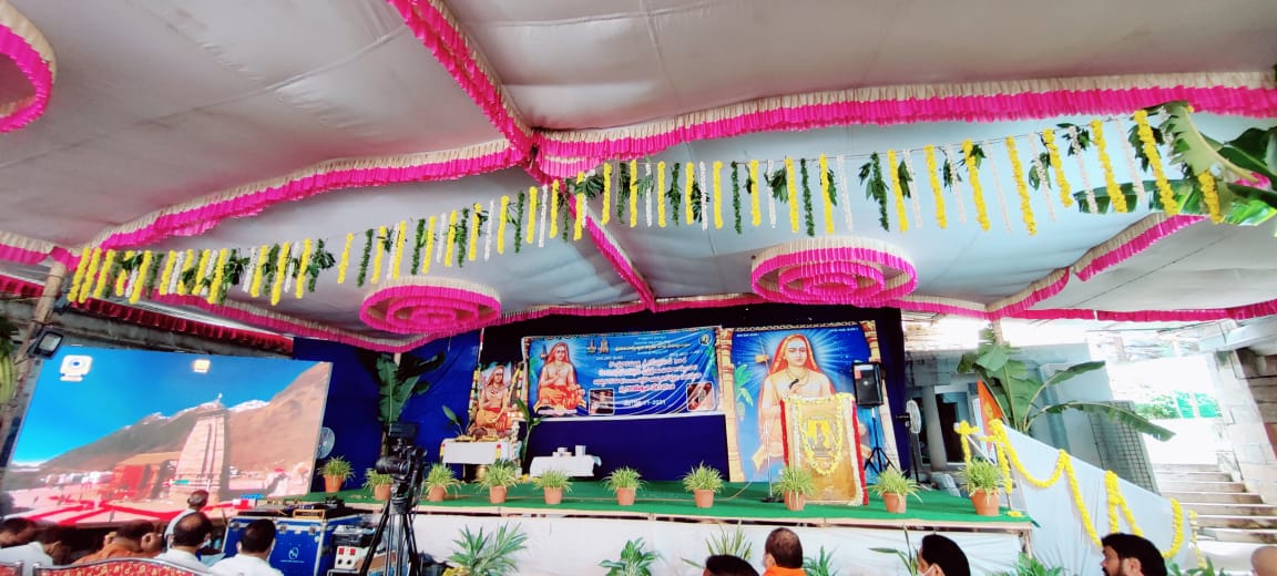 aptemplesgov's tweet photo. కేదారనాథ్ లో నవంబర్ 5వ తేదీన శ్రీ ఆది శంకరాచార్యుల విగ్రహాన్ని PM శ్రీ నరేంద్ర మోడీ గారు ఆవిష్కరించిన సందర్భంగా ఆంధ్ర ప్రదేశ్ CM శ్రీ Y.S జగన్మోహన్ రెడ్డి గారి సూచన మేరకు దేవాదాయ శాఖ ఆధ్వర్యంలోని ప్రముఖ దేవాలయాలలో ఉత్సవాలు నిర్వహించారు.
#AdiShankaracharya #APTemples #Srikalahasti https://t.co/9X4fTJdcmd