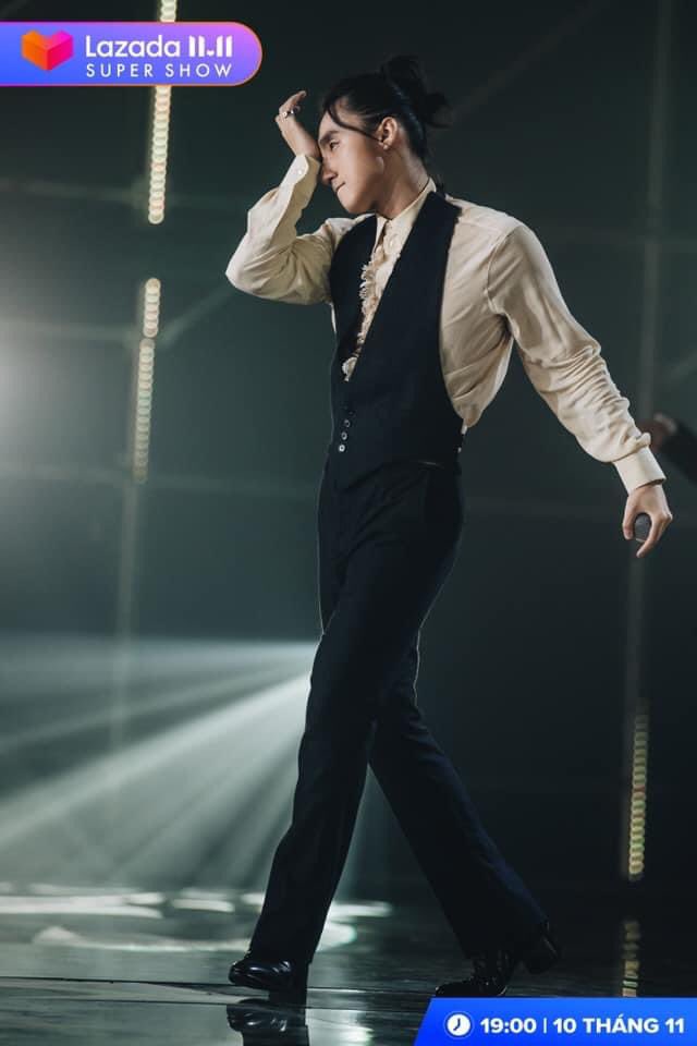 MinhLuong304's tweet photo. < Comeback Stage > 😍

Đã mắt đã tai là khi thấy nghệ sĩ #SonTungMTP và #KayTran đứng chung sân khấu Lazada Super Show.

🔥🔥🔥 19h ngày 10/11/2021 trên app Lazada. Tải app ngay: https://t.co/fftgEpnK5k
 #Lazada1111 #SuperShow1111 #LazadaLivestream #Lazlive https://t.co/zHJSm7tWcd