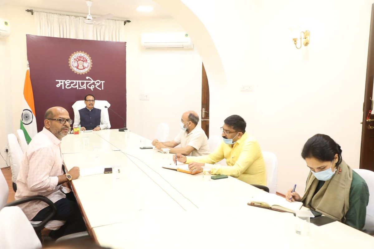 OfficeofSSC's tweet photo. मुख्यमंत्री श्री @ChouhanShivraj ने आज निवास पर बुधनी क्षेत्र के विकास कार्यों के संबंध में बैठक कर अधिकारियों को आवश्यक निर्देश दिए। https://t.co/Q6LCpUk3s4
