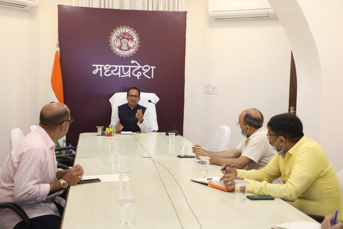 OfficeofSSC's tweet photo. मुख्यमंत्री श्री @ChouhanShivraj ने आज निवास पर बुधनी क्षेत्र के विकास कार्यों के संबंध में बैठक कर अधिकारियों को आवश्यक निर्देश दिए। https://t.co/Q6LCpUk3s4