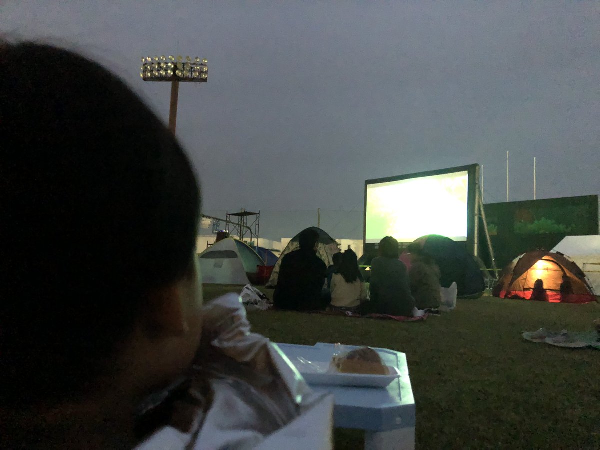 iproject0120's tweet photo. ムスメ、初めての映画館。映画館じゃないけどね。おさるのジョージ、80周年らしい。#せんなんナイトシネマ https://t.co/eVv0OtmCSf