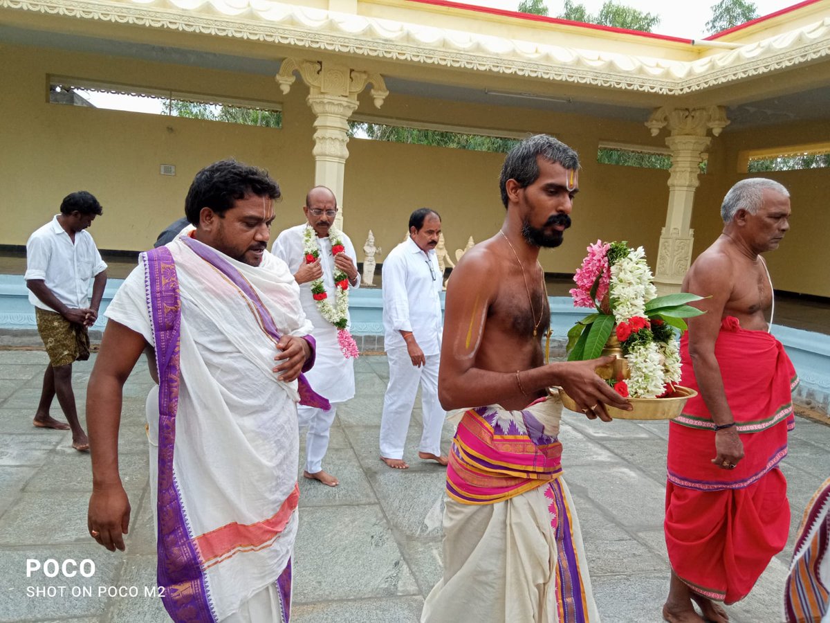 aptemplesgov's tweet photo. కేదారనాథ్ లో నవంబర్ 5వ తేదీన శ్రీ ఆది శంకరాచార్యుల విగ్రహాన్ని PM శ్రీ నరేంద్ర మోడీ గారు ఆవిష్కరించిన సందర్భంగా ఆంధ్ర ప్రదేశ్ CM శ్రీ Y.S జగన్మోహన్ రెడ్డి గారి సూచన మేరకు దేవాదాయ శాఖ ఆధ్వర్యంలోని ప్రముఖ దేవాలయాలలో ఉత్సవాలు నిర్వహించారు.
#AdiShankaracharya #APTemples #Guduru https://t.co/Q0ie6p0xo8