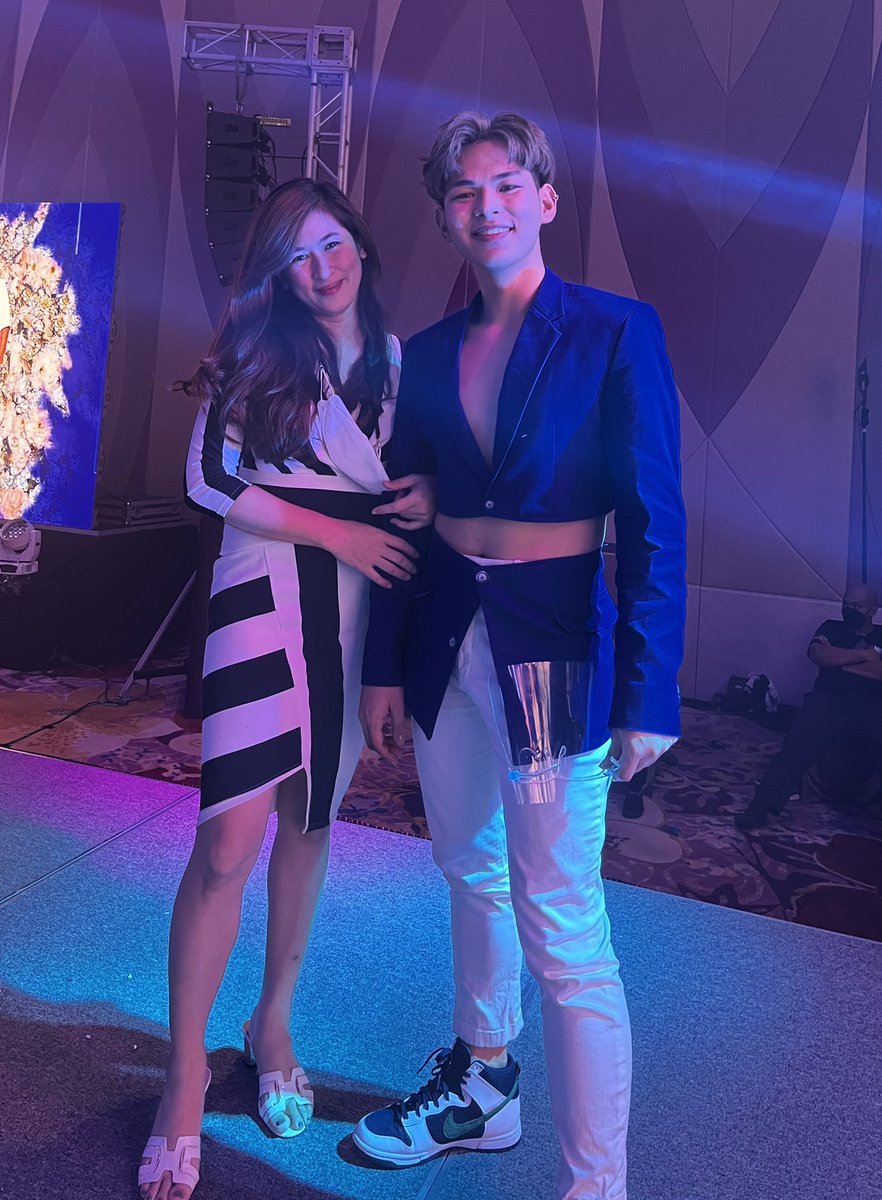 Thank you for giving me validation and acceptance! I love you mom! 🤍✨

Love Wins 🌈