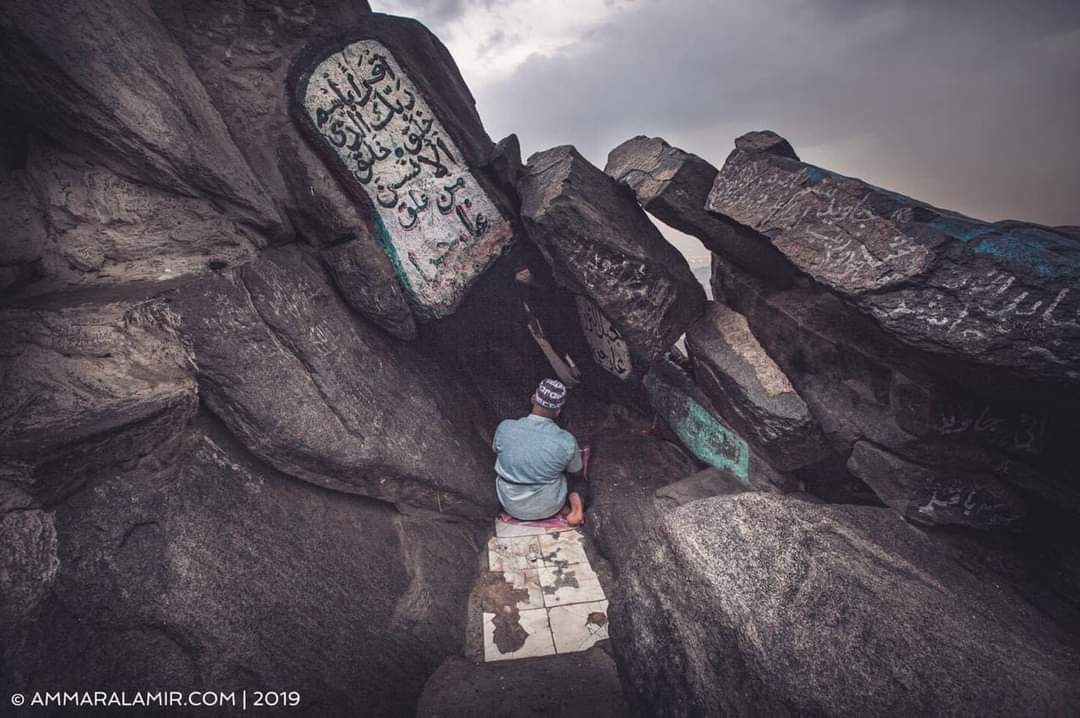 ‌ما خيّبَ اللهُ ظنًا منْ خليقَتِهِ
ألْطافُ ربِّك في أقْدارِهِ تَجْري
 
يا قَلْبُ صبرًا وتسْليمًا على ثِقةٍ
لعلّ في الغَيْبِ أفْراحًا ولا ندري💜
    
(يحيى رياني)