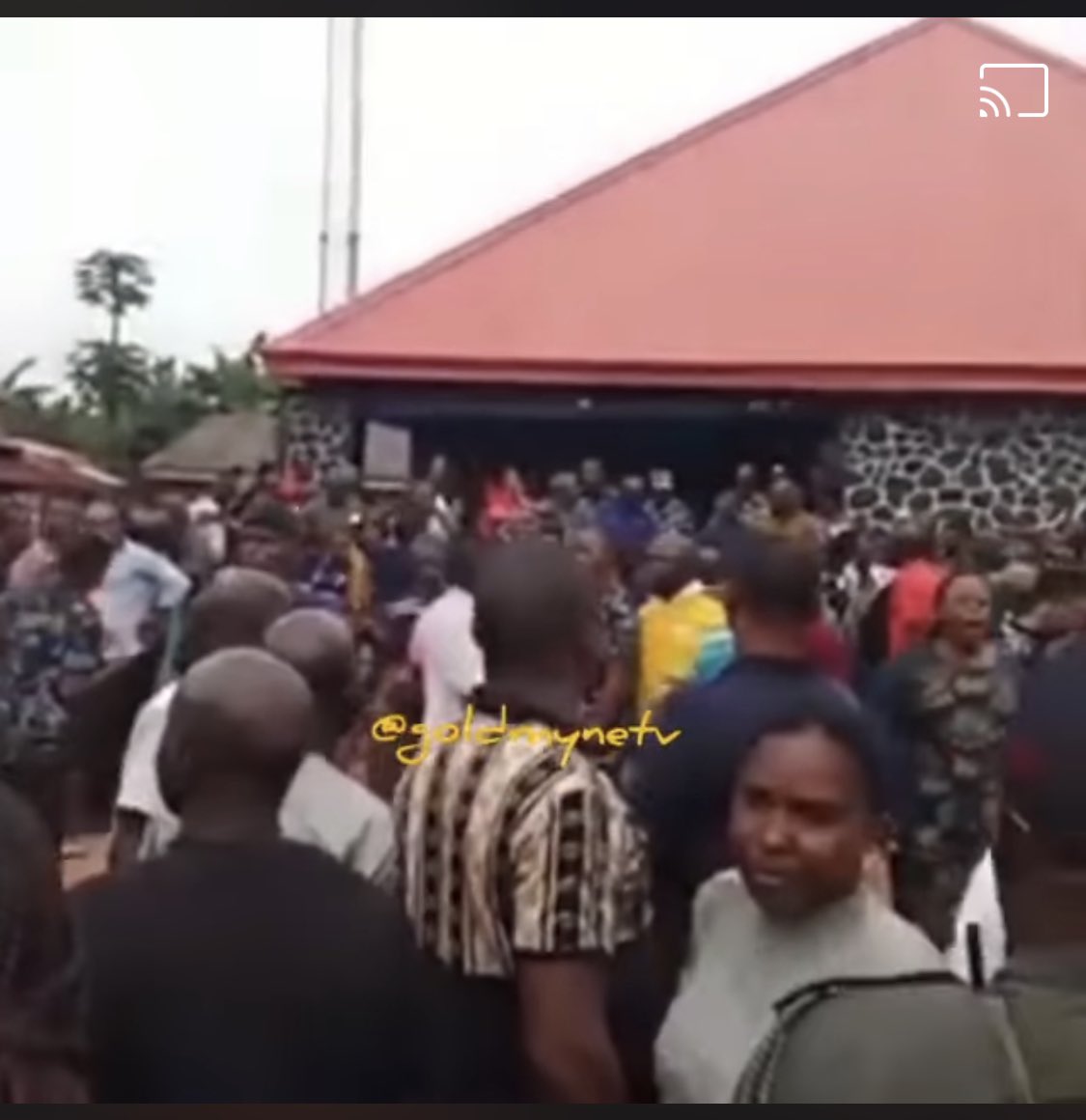 ChinasaNworu's tweet photo. Nigerian Police officers posted to Anambra for election  are protesting for their 10k feeding &amp; accommodation allowance. I urge the Nigeria govt to send the military &amp; Armored personnel carrier to dispatch them bcos they are disturbing the neighborhood.@USinNigeria @real_IpobDOS https://t.co/l27fv8BLST