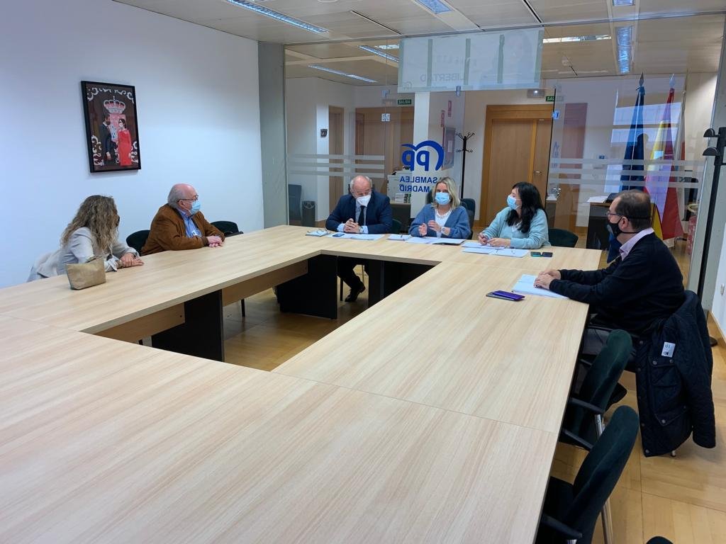 fernavillalain's tweet photo. Apoyando la inmensa labor de @mayoresceate con nuestros mayores 
Reunión con Grupo Popular Asamblea de Madrid, para lograr difundir y sostener su trabajo con miles de voluntarios culturales.
Con @corralcpedro  , @bravosanchezm  y Maria del Mar Blanco.
Mil gracias 
#FelizSabado https://t.co/8a3MkKYV0O
