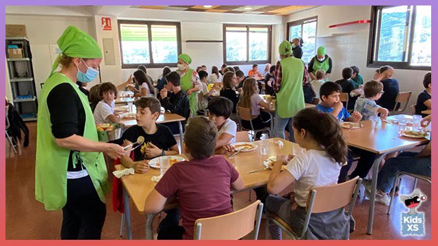Kids_XS's tweet photo. 𝗘𝘀𝗽𝗲𝗰𝗶𝗮𝗹: Avui parlem amb moooolta gent sobre el malbaratament alimentari i les seves conseqüències.I ens porten solucions per avui, demà i demà passat, perquè venim de #GlasgowCop26 
Autoritats, activisme, associacions i moooolts nens i nenes! 
👇
https://t.co/Z8wtaWS4LJ https://t.co/ekz3EI4fJ9