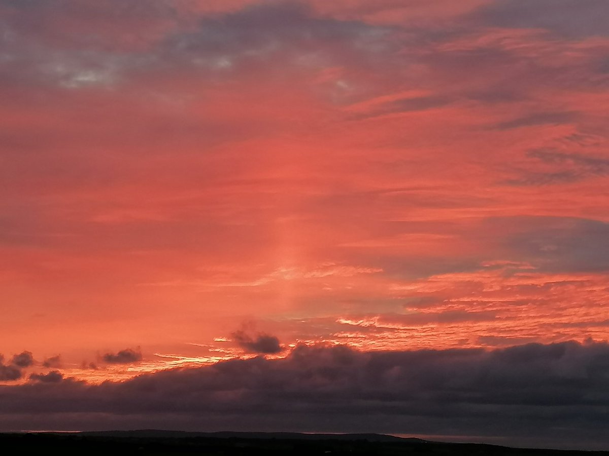 JasonBurley9's tweet photo. Stunning skies on the way home from Porthtowan last night. https://t.co/cgcNGWZA4y
