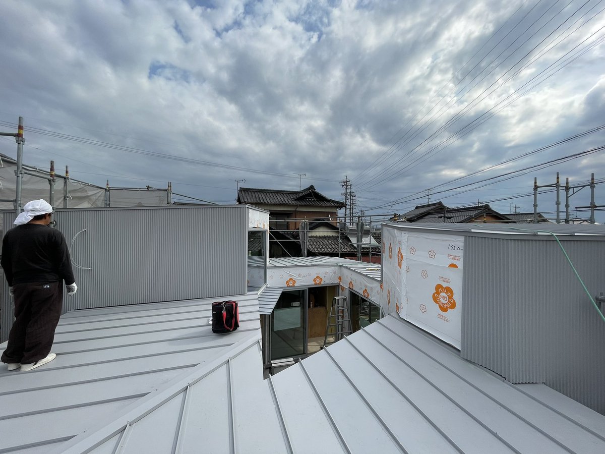 t_kuzushima's tweet photo. 板金もう一息。足場バラしが待ち遠しい。
#Hhouse https://t.co/zGs2Ncuf9x