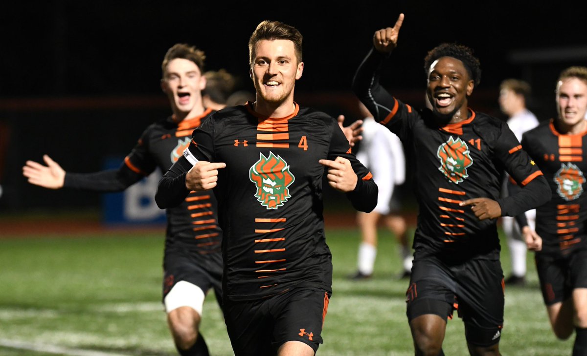 What a brilliant image. Two of my @SportingFutures lads #4 @euanbauld & #2 @JamieWatson_99  celebrating the big fellas goal for @CbuMensSoccer in the @AUS_SUA championship semi-final 🏴󠁧󠁢󠁳󠁣󠁴󠁿🇨🇦