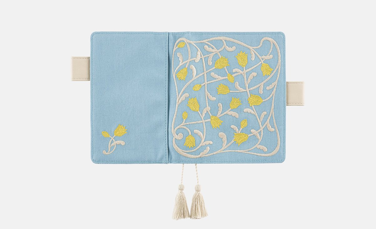 섬세하고 우아한 자수 꽃이 놓인 Blossom 호보니치 커버💛