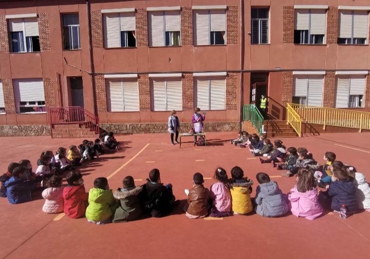 ceipfernandoII's tweet photo. Los alumnos de educación infantil y sus profesoras ,se han solidarizado con los niños de La Palma, haciendo un simulacro de volcán, para entender los destrozos provocados por su erupción. #solidaridadCanarias #LaPalma #VolcanLaPalma https://t.co/1Fi2G2ZTkc