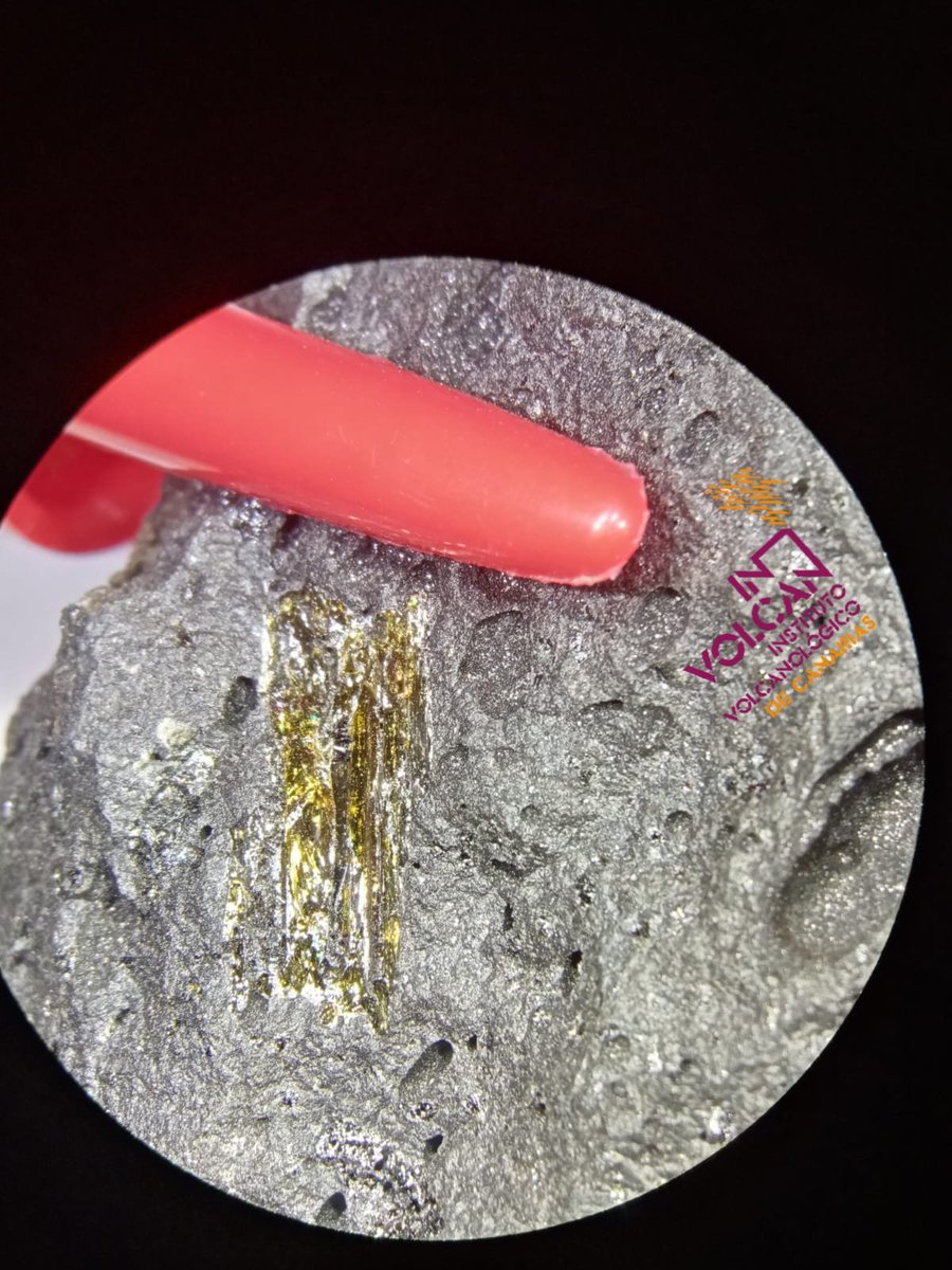involcan's tweet photo. A veces los volcanes pequeños producen gigantes, como este cristal de olivino de las lavas más recientes / Sometimes small volcanos produce giants, like this olivine crystal from the most recent lava #cristalografia #crystallography https://t.co/ZH1GIUAg1Y