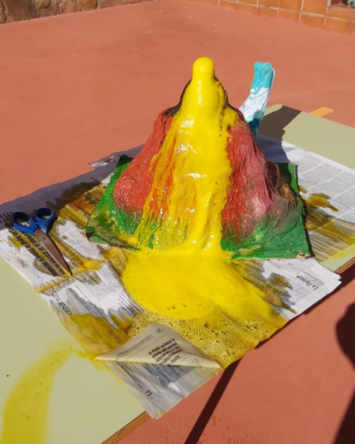 ceipfernandoII's tweet photo. Los alumnos de educación infantil y sus profesoras ,se han solidarizado con los niños de La Palma, haciendo un simulacro de volcán, para entender los destrozos provocados por su erupción. #solidaridadCanarias #LaPalma #VolcanLaPalma https://t.co/1Fi2G2ZTkc