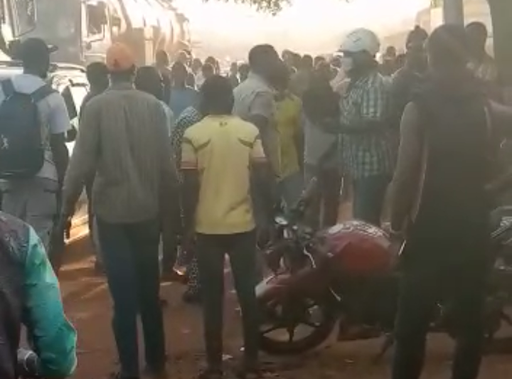 MimiMefoInfo's tweet photo. Hundreds of Cameroonians stranded in Mali after uncovering network 'scam'

Like many others before them, they had gone there for greener pastures, only to realize the situation was not glorious as painted by those who cajoled them there.

Details below 👇🏾
https://t.co/K6rS5mLUcS https://t.co/xsKWGLH2IE