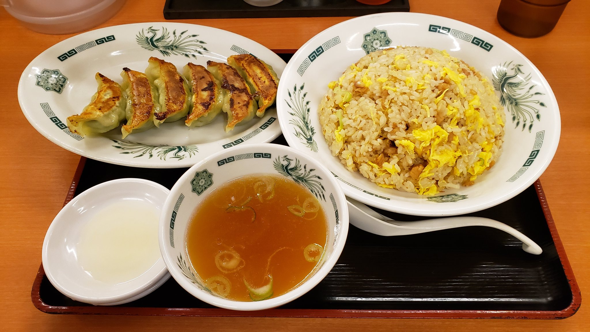 宮代裕介 今夜は 日高屋で夕食 チャーハンとバジル餃子を頂きました バジル餃子は レモン汁をつけて 食べると美味しいです ちなみに 中華スープは お酢を入れてから飲みます 今夜 夕食 晩ごはん ディナー 日高屋 チャーハン バジル 餃子