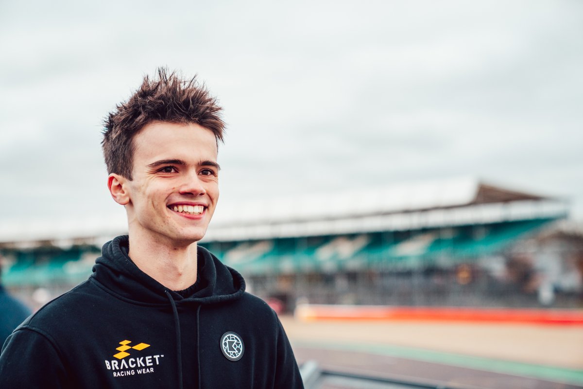 PorscheSport tweet media