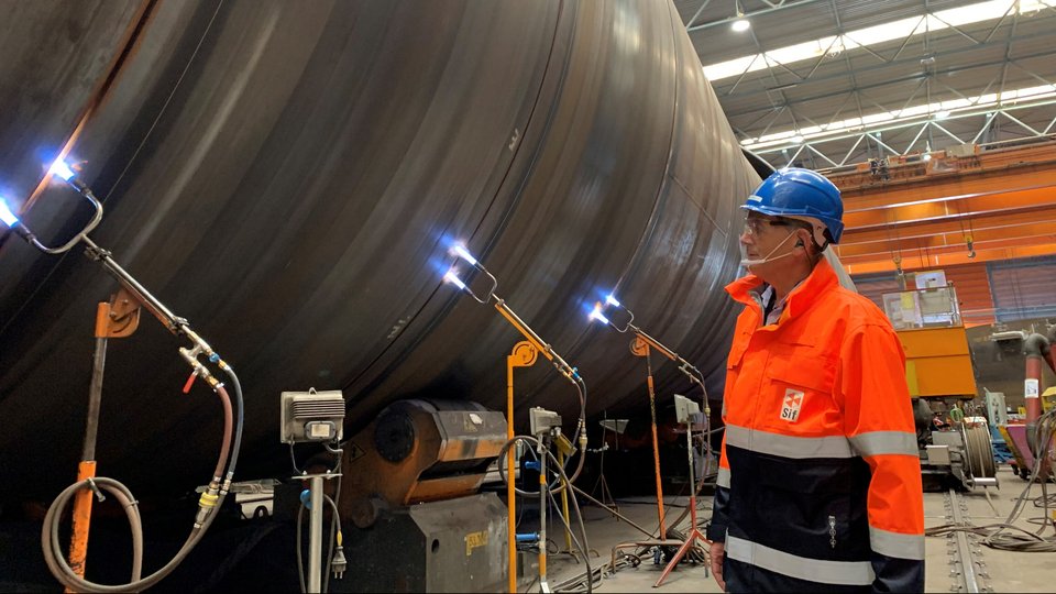 EMKvissers's tweet image. Werknemer bekijkt windmolenfundering met diameter van acht meter zestig voor 'zeenatuurgebied' #Doggersbank.

-Vissers moeten daar toch weg?
-Om natuur 'te sparen', ja.
-En dan gaan er honderden van die stalen palen in van 8,6 meter doorsnede?
-Klopt.

Laat dit tot u doordringen.