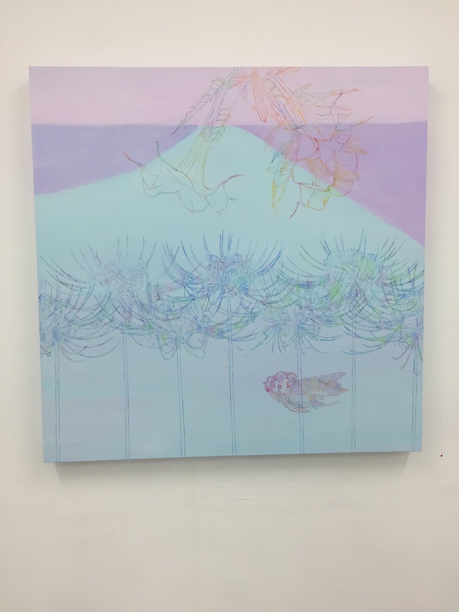 ohsakak's tweet photo. 春草絵未個展「彼方の風が頬を撫でる」河川敷を歩いて出会った花などを線画で前面に描いている。浮遊感のある、思い出が浮かんで通り過ぎるような作品。本日11／6迄。
https://t.co/2XJapEvaCK https://t.co/snKAJHt3fQ
