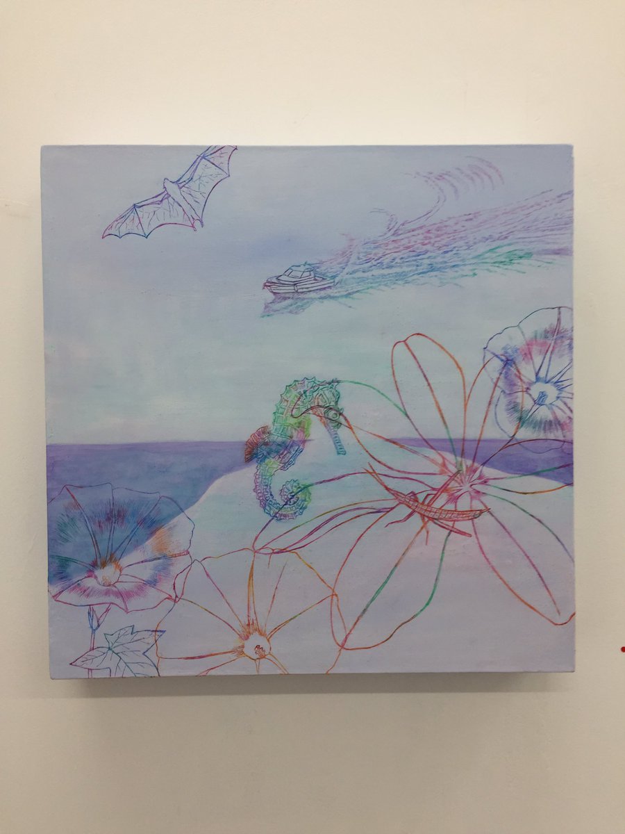 ohsakak's tweet photo. 春草絵未個展「彼方の風が頬を撫でる」河川敷を歩いて出会った花などを線画で前面に描いている。浮遊感のある、思い出が浮かんで通り過ぎるような作品。本日11／6迄。
https://t.co/2XJapEvaCK https://t.co/snKAJHt3fQ