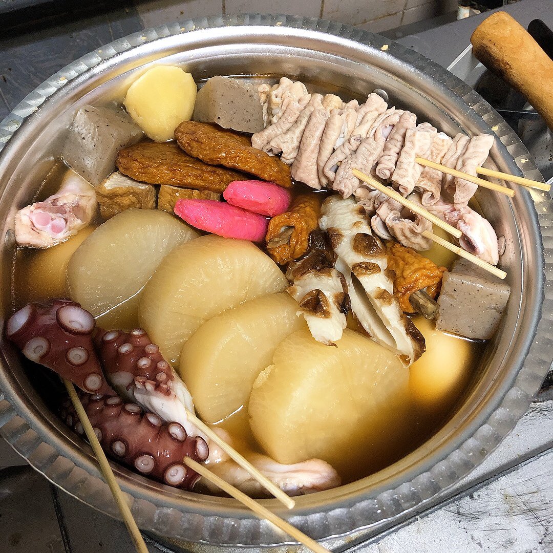 _canon1's tweet photo. #おうちごはん
#おでん
だし汁(鰹＋昆布)1Ｌ、醤油30ml、みりん30ml、砂糖小2、塩小ひとつまみ

名古屋風に[赤ぼう][豚もつ]、関西風に[タコ][厚揚げ]入り♡
[はんぺん][ちくわぶ][牛すじ][くるま麩]…は好きだけど省略。
[銀杏]と[巾着]は時間の都合で省略

煮込んで、冷まして、再度にたら完成♪ https://t.co/mZabjNMZnB