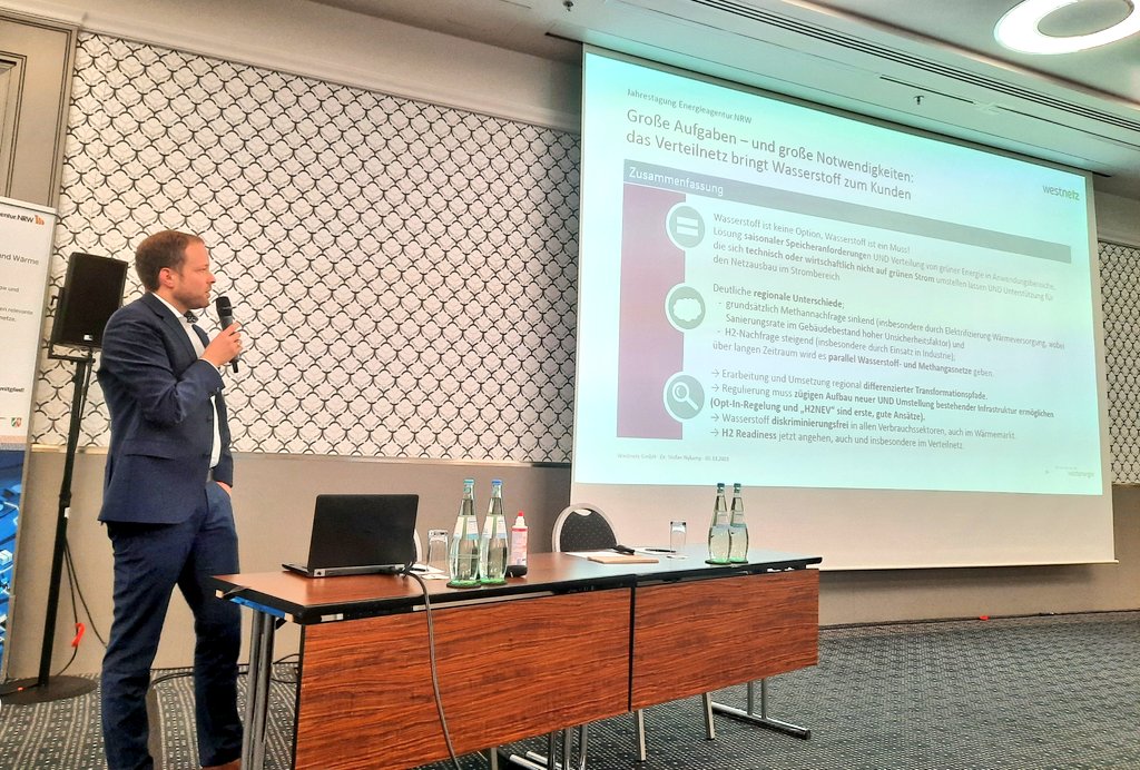 Jen_Friedrich's tweet photo. Dr. @StefanNykamp @WestnetzGmbH schätzt die Umstellung des Gasnetzes auf Wasserstoff als unkritisch ein. Außerdem spannend, das Projekt "https://t.co/Hlzv2tL8jK" zur Etablierung einer europäischen Lieferkette für grünen #Wasserstoff und grünen #Ammoniak.-> https://t.co/kh5lZHDeXi https://t.co/c3NLE70T8H