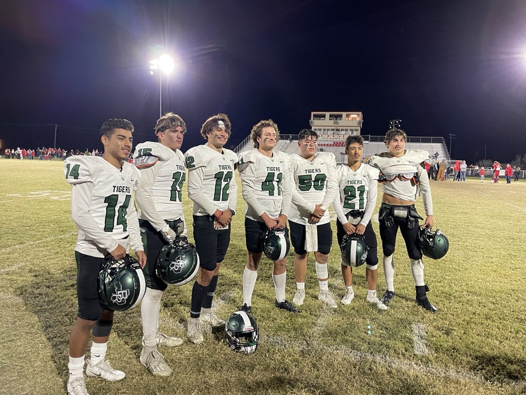 angel_perezTX's tweet photo. So proud of the @brhs_tigers seniors for never giving up this season. 💚  @JGarza2022 @GrantLondon41 @214noe_ @imartinez_50 @chris_beaty2002 https://t.co/hVJufanayJ