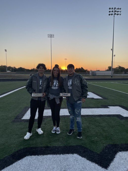 angel_perezTX's tweet photo. So proud of the @brhs_tigers seniors for never giving up this season. 💚  @JGarza2022 @GrantLondon41 @214noe_ @imartinez_50 @chris_beaty2002 https://t.co/hVJufanayJ